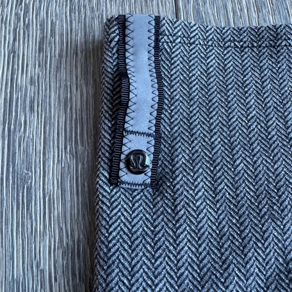 Lululemon Vinyasa Scarf in Black Herringbone - Picture 8 of 10